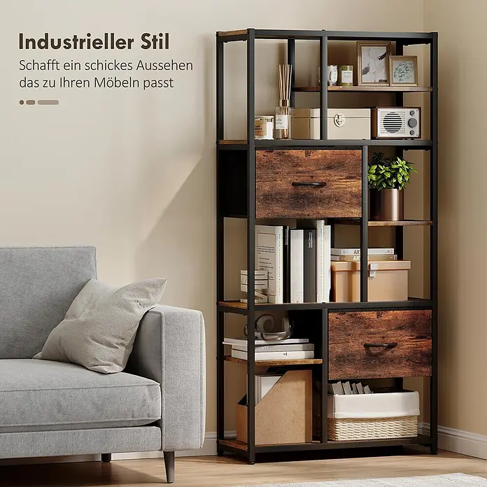 Homcom Holzregal - H x B x T: 150 x 30 x 30 cm, Traglast pro Boden: 2,5 kg, Anzahl Böden: 10 Stk., Schrauben, Rustikal-Braun - Bücherregal im Industriestil mit schwarzem Metallgestell, rustikalen Holzablagen und zwei Schubladen, neben einem Sofa.