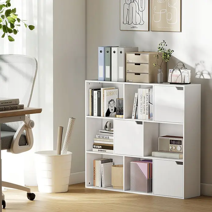 Homcom Holzregal - Traglast pro Boden: 4 kg, Anzahl Böden: 2 Stk., Nageln, Weiß - Weißes modulares Bücherregal mit Fächern und Türen, gefüllt mit Büchern und Büromaterialien, in einem Heimbüro.