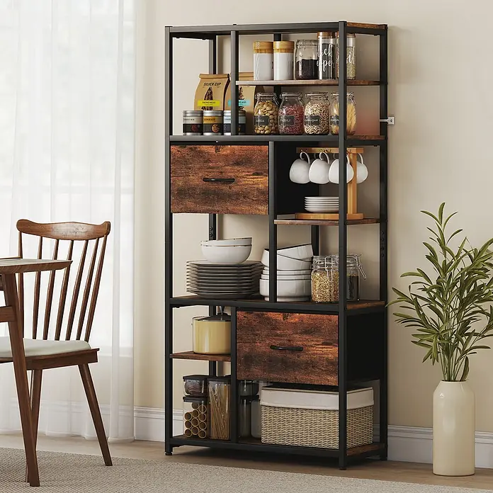 Homcom Holzregal - H x B x T: 150 x 30 x 30 cm, Traglast pro Boden: 2,5 kg, Anzahl Böden: 10 Stk., Schrauben, Rustikal-Braun - Hohes Industrie-Bäckerregal mit schwarzem Metallrahmen und rustikalen Holzregalen/Schubladen, gefüllt mit Küchenutensilien in einem Essbereich.