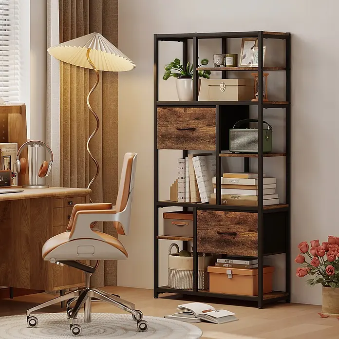 Homcom Holzregal - H x B x T: 150 x 30 x 30 cm, Traglast pro Boden: 2,5 kg, Anzahl Böden: 10 Stk., Schrauben, Rustikal-Braun - Hohes Bücherregal im Industriestil mit schwarzem Metallrahmen und rustikalbraunen Holzregalen und -schubladen, in einem Home-Office mit Büchern und Dekorationen.