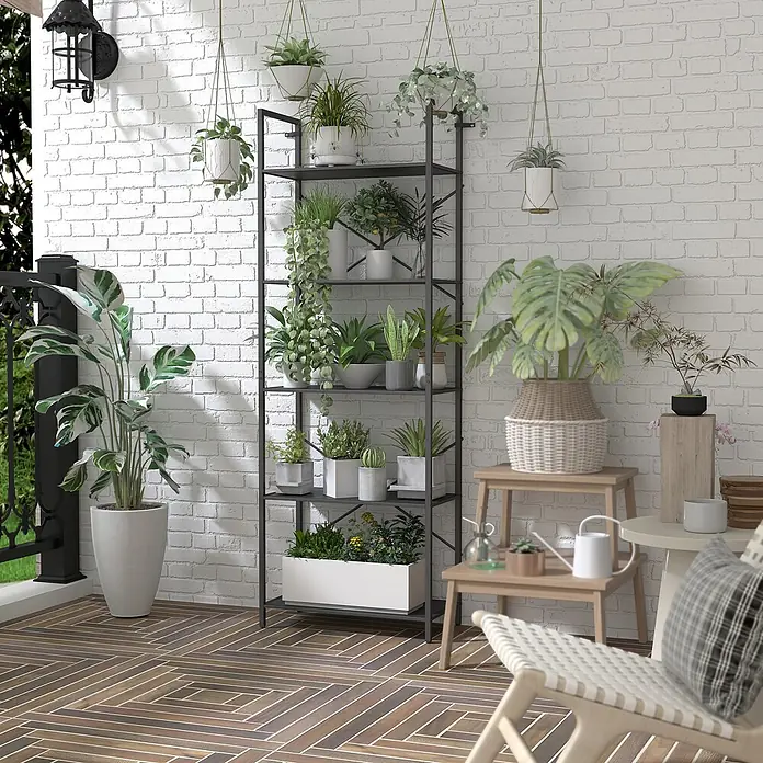 Homcom Holzregal - H x B x T: 170,5 x 30 x 30 cm, Traglast pro Boden: 10 kg, Anzahl Böden: 5 Stk., Schrauben, Schwarz - Ein lebendiger Balkongarten mit einem schwarzen Metall-Pflanzenregal, gefüllt mit verschiedenen Topfpflanzen, sowie hellen Gartenmöbeln und Hängepflanzen.