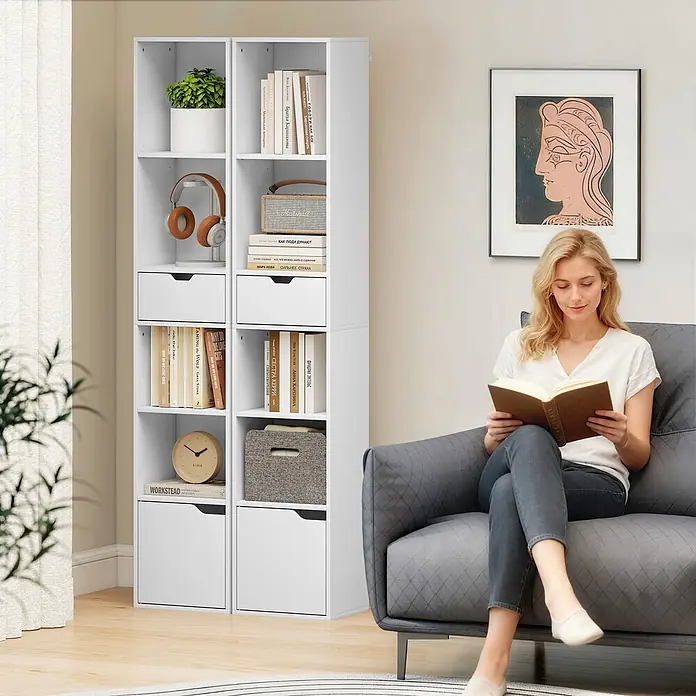 Homcom Holzregal - H x B x T: 158 x 24 x 24 cm, Traglast pro Boden: 5 kg, Anzahl Böden: 5 Stk., Schrauben, Weiß - Weißes modulares Bücherregal mit offenen Fächern und geschlossenen Schubladen/Schränken, gefüllt mit Büchern und Deko, steht im Wohnzimmer neben einem Sofa.