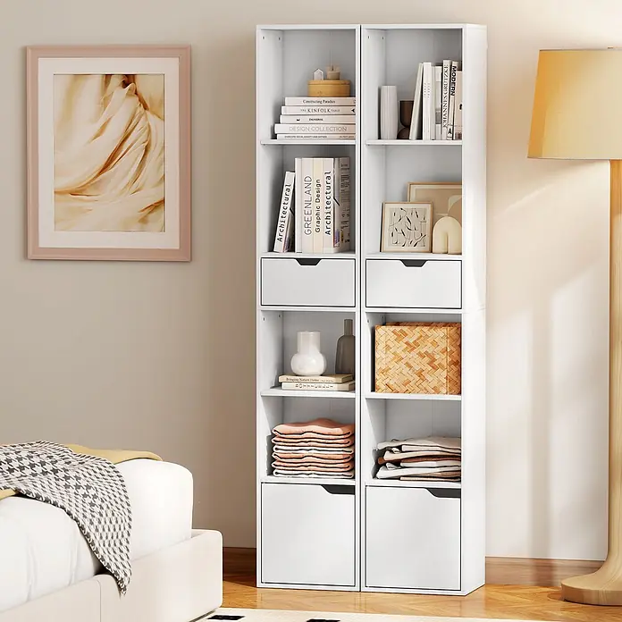 Homcom Holzregal - H x B x T: 158 x 24 x 24 cm, Traglast pro Boden: 5 kg, Anzahl Böden: 5 Stk., Schrauben, Weiß - Weißes, modulares Regal mit offenen Fächern und geschlossenen Schubladen, als Stauraum im Schlafzimmer genutzt.