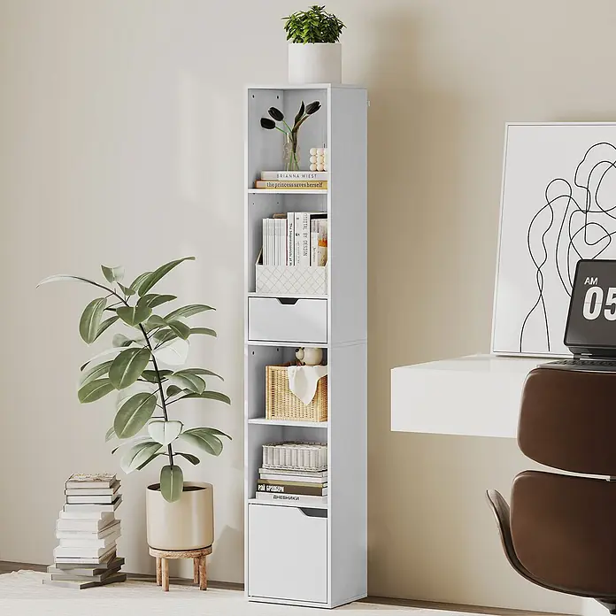 Homcom Holzregal - H x B x T: 158 x 24 x 24 cm, Traglast pro Boden: 5 kg, Anzahl Böden: 5 Stk., Schrauben, Weiß - Hohes, schmales weißes Regal mit offenen Fächern, einer Schublade und einem Schrank, gefüllt mit Büchern und Deko, neben einer Pflanze und einem Schreibtisch.