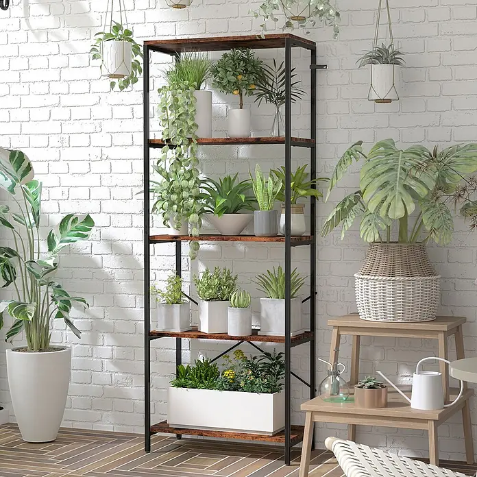 Homcom Holzregal - H x B x T: 161 x 35 x 35 cm, Traglast pro Boden: 10 kg, Anzahl Böden: 5 Stk., Schrauben, Rustikal-Braun - Mehrstufiges industrielles Pflanzenregal mit dunklem Metallrahmen und rustikalen Holzregalen, gefüllt mit Topfpflanzen.