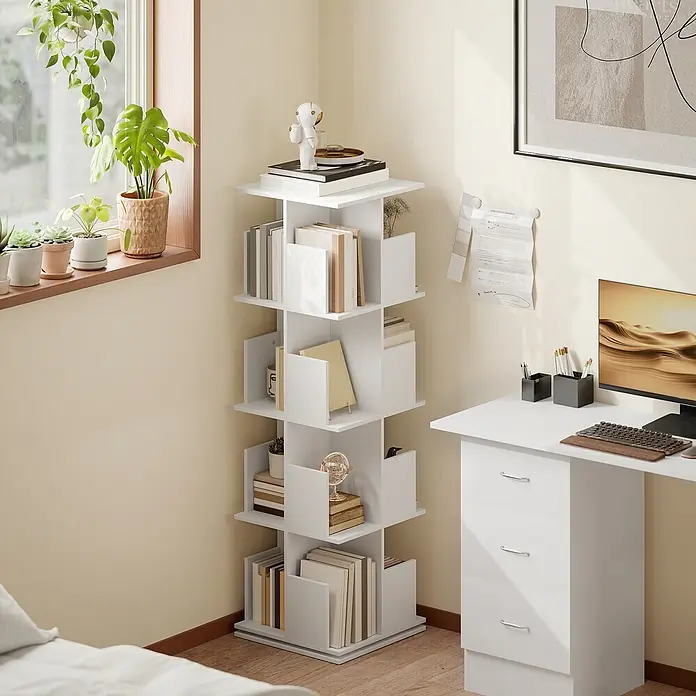 Homcom Holzregal - H x B x T: 128,3 x 39 x 39 cm, Traglast pro Boden: 2,4 kg, Anzahl Böden: 17 Stk., Weiß - Weißes drehbares Bücherregal, gefüllt mit Büchern, neben einem weißen Schreibtisch in einem Raum.