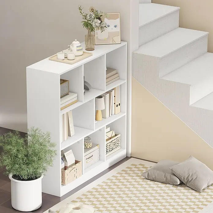 Homcom Holzregal - Traglast pro Boden: 16 kg, Anzahl Böden: 3 Stk., Schrauben, Weiß - Weißes modulares Aufbewahrungsregal zur Organisation von Büchern und Dekorationsgegenständen, neben einer Treppe platziert.