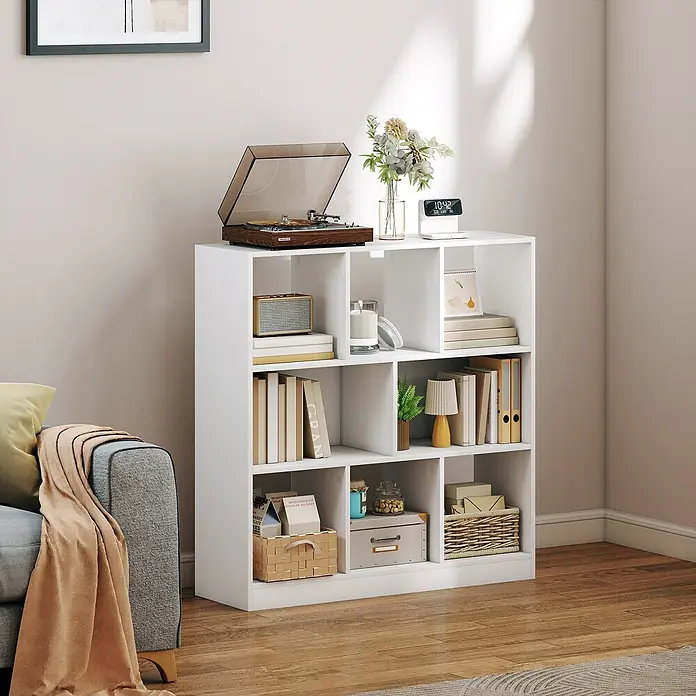 Homcom Holzregal - Traglast pro Boden: 16 kg, Anzahl Böden: 3 Stk., Schrauben, Weiß - Weißes Würfelregal in einem Wohnzimmer, genutzt als Bücherregal und Präsentationsfläche für Dekoartikel und einen Plattenspieler.