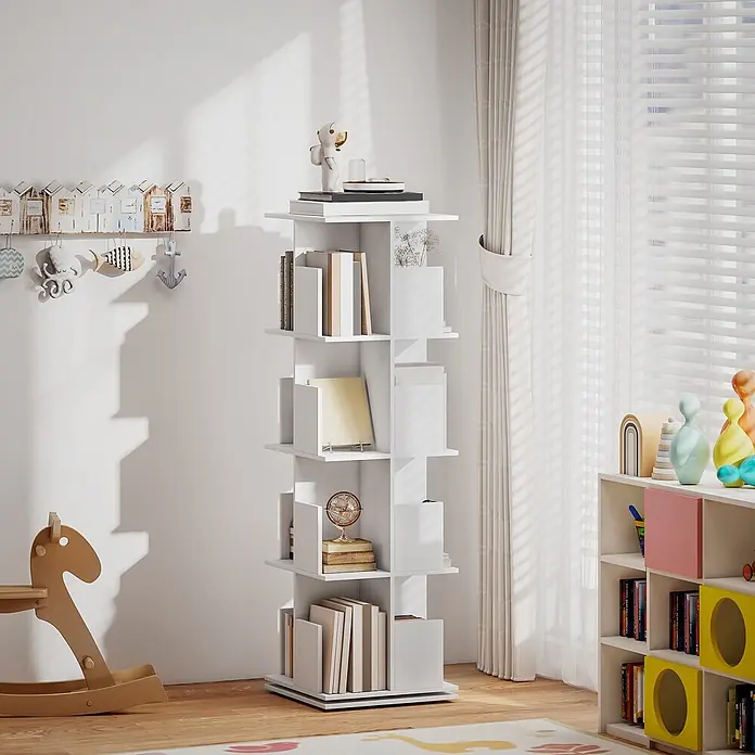 Homcom Holzregal - H x B x T: 128,3 x 39 x 39 cm, Traglast pro Boden: 2,4 kg, Anzahl Böden: 17 Stk., Weiß - Weißes, hohes, rotierendes Bücherregal, gefüllt mit Büchern und Deko in einem hellen Raum.