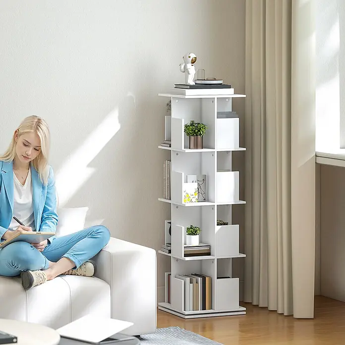 Homcom Holzregal - H x B x T: 128,3 x 39 x 39 cm, Traglast pro Boden: 2,4 kg, Anzahl Böden: 17 Stk., Weiß - Weißes baumförmiges Bücherregal, gefüllt mit Büchern und Pflanzen, neben einem Sofa in einem modernen Wohnzimmer.