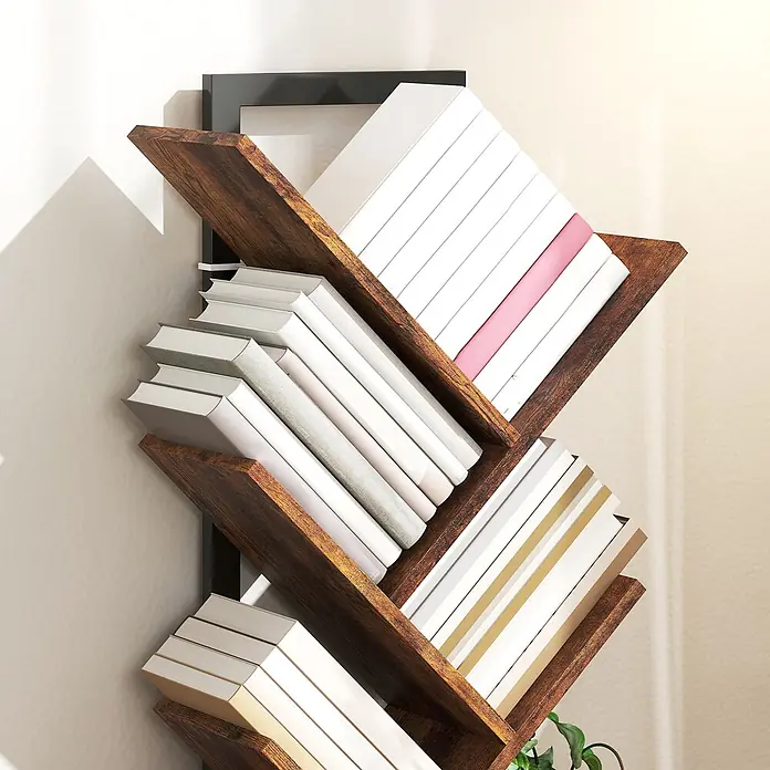 Homcom Holzregal - H x B x T: 136 x 24 x 24 cm, Traglast pro Boden: 3 kg, Anzahl Böden: 9 Stk., Schrauben, Rustikal-Braun - Ein modernes Zickzack-Bücherregal mit dunkelbraunen Holzregalen und einem schwarzen Rahmen, gefüllt mit verschiedenen hellfarbigen Büchern.