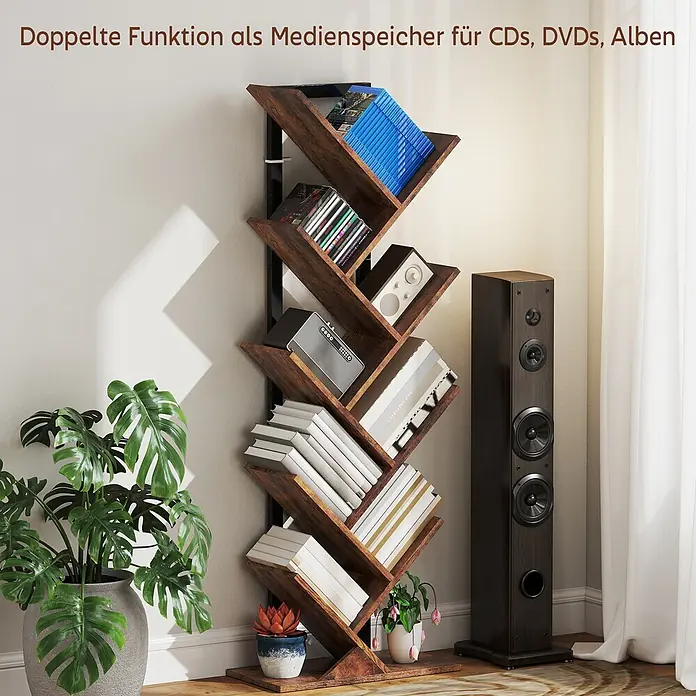 Homcom Holzregal - H x B x T: 136 x 24 x 24 cm, Traglast pro Boden: 3 kg, Anzahl Böden: 9 Stk., Schrauben, Rustikal-Braun - Dunkelbraunes, zickzackförmiges Bücherregal aus Holz dient als Medienspeicher für Bücher, CDs und DVDs in einem Wohnzimmer.