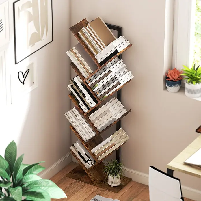 Homcom Holzregal - H x B x T: 136 x 24 x 24 cm, Traglast pro Boden: 3 kg, Anzahl Böden: 9 Stk., Schrauben, Rustikal-Braun - Hohes, baumförmiges Eckregal aus dunklem rustikalem Holz mit schwarzem Metall, gefüllt mit Büchern.