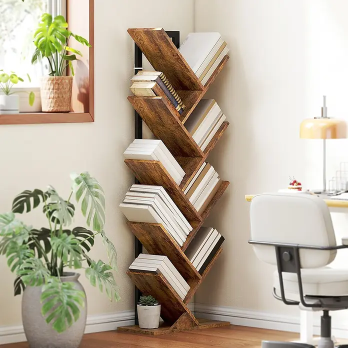 Homcom Holzregal - H x B x T: 136 x 24 x 24 cm, Traglast pro Boden: 3 kg, Anzahl Böden: 9 Stk., Schrauben, Rustikal-Braun - Braunes, baumförmiges Bücherregal aus Holz mit schwarzen Metallakzenten, gefüllt mit Büchern, in einer Zimmerecke.