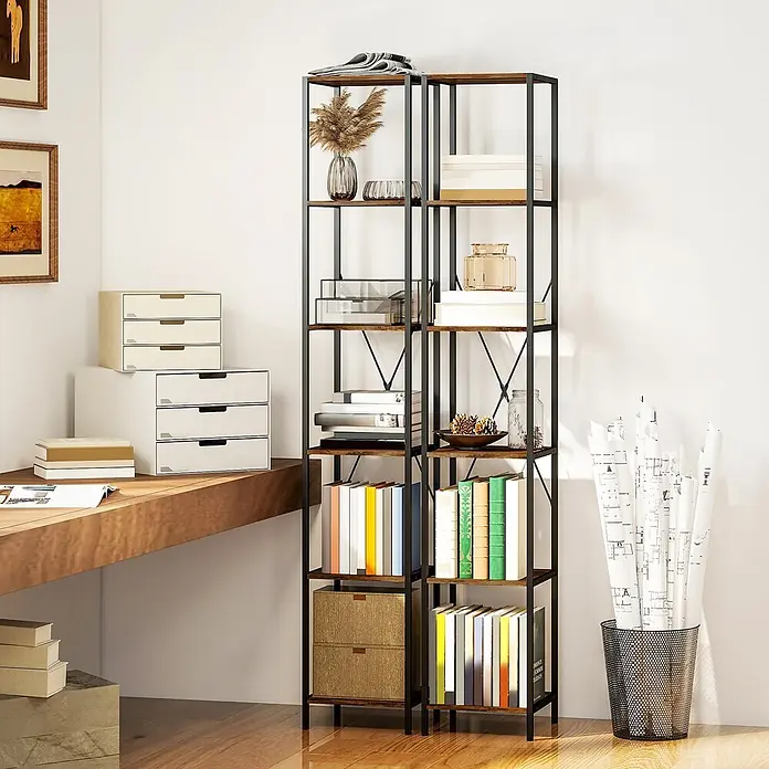 Homcom Holzregal - Traglast pro Boden: 4 kg, Anzahl Böden: 6 Stk., Schrauben, Rustikal-Braun - Hohes, schmales Bücherregal im Industrial-Stil mit schwarzem Metallrahmen und rustikalen braunen Holzregalen, gefüllt mit Büchern und Deko.