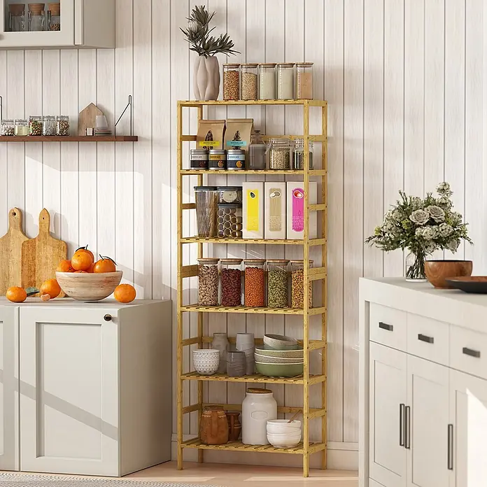 Homcom Holzregal - H x B x T: 161 x 26 x 26 cm, Traglast pro Boden: 6 kg, Anzahl Böden: 6 Stk., Naturholz - Hohes Bambus-Küchenregal mit mehreren Lattenböden, gefüllt mit Vorratsgläsern, Schüsseln und Küchenutensilien.