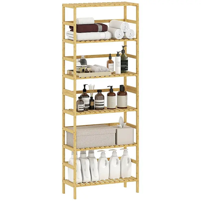 Homcom Holzregal - H x B x T: 161 x 26 x 26 cm, Traglast pro Boden: 6 kg, Anzahl Böden: 6 Stk., Naturholz - Hohes Bambusregal mit mehreren Lattenböden, gefüllt mit Badezimmerartikeln wie Handtüchern und Flaschen.