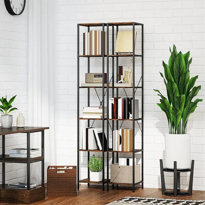 Homcom Holzregal - Traglast pro Boden: 4 kg, Anzahl Böden: 6 Stk., Schrauben, Rustikal-Braun - Hohes Bücherregal im Industriestil mit dunklem Metallrahmen und rustikalbraunen Holzregalen, gefüllt mit Büchern und Deko in einem modernen Raum.