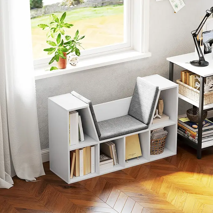Homcom Holzregal - Traglast pro Boden: 5 kg, Anzahl Böden: 6 Stk., Schrauben, Weiß - Weißes Leseeck mit grauen Kissen und integrierten Bücherregalen, als Fenstersitz mit Stauraum in einem hellen Raum.
