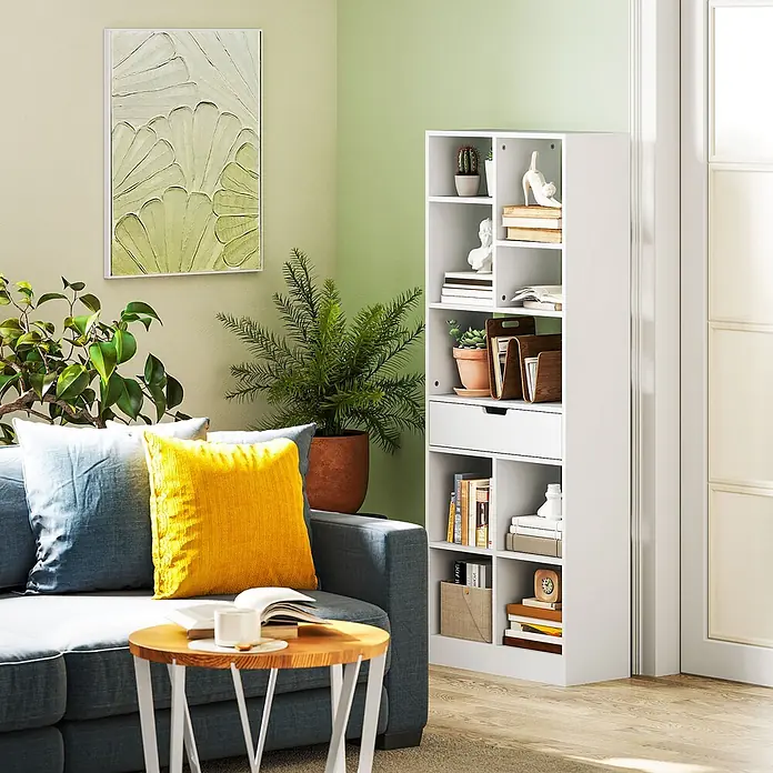 Homcom Holzregal - Traglast pro Boden: 6 kg, Anzahl Böden: 9 Stk., Schrauben, Weiß - Weißes, freistehendes Bücherregal mit Fächern und Schublade, in gemütlichem Wohnzimmer genutzt.