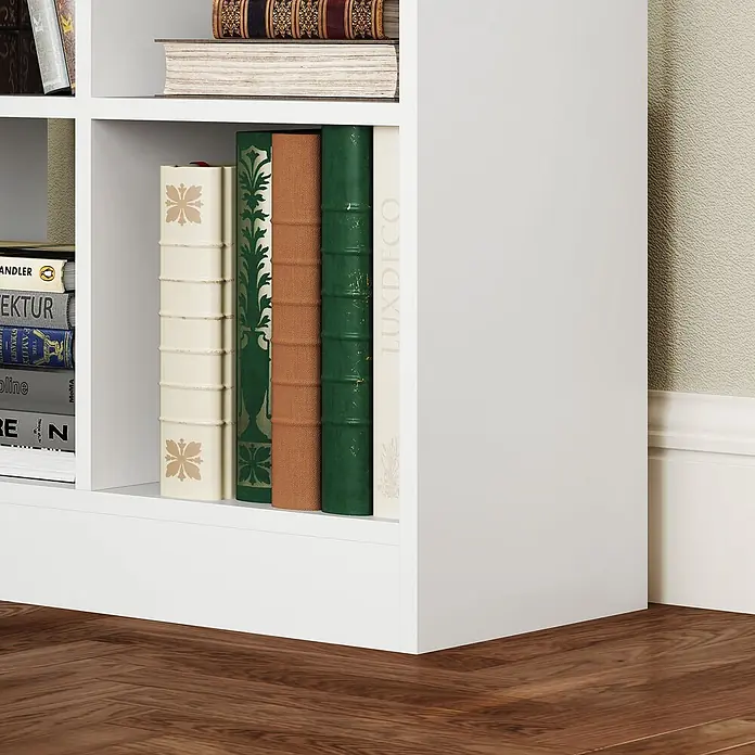 Homcom Holzregal - Traglast pro Boden: 6 kg, Anzahl Böden: 9 Stk., Schrauben, Weiß - Weißes Holzregal mit Büchern gefüllt, auf Holzboden an strukturierter Wand stehend.