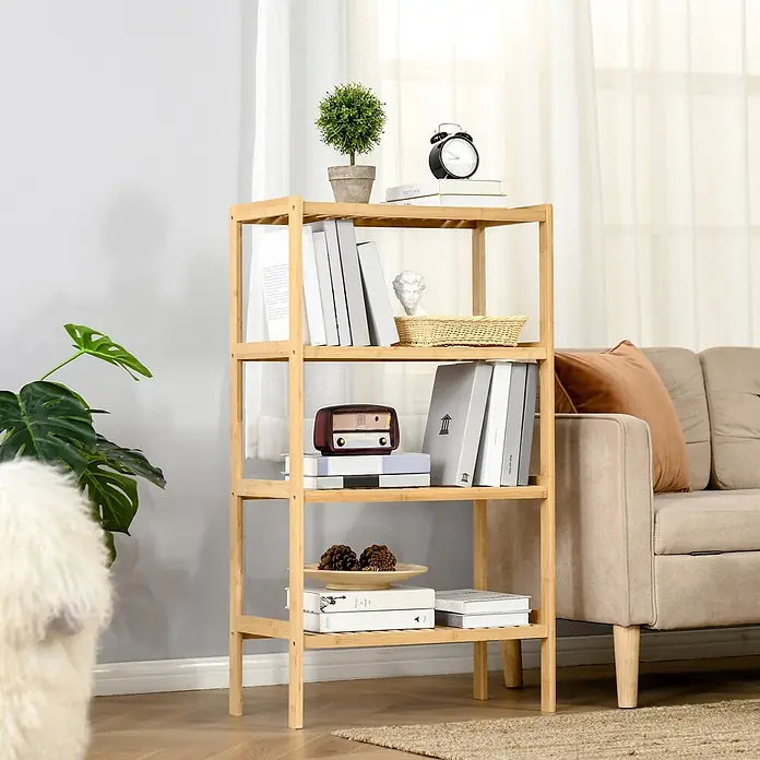 Homcom Holzregal - Traglast pro Boden: 10 kg, Anzahl Böden: 4 Stk., Schrauben, Naturholz - Ein natürliches Bambus-Regal mit 4 Ablagen, gefüllt mit Büchern und Deko, neben einem hellen Sofa.
