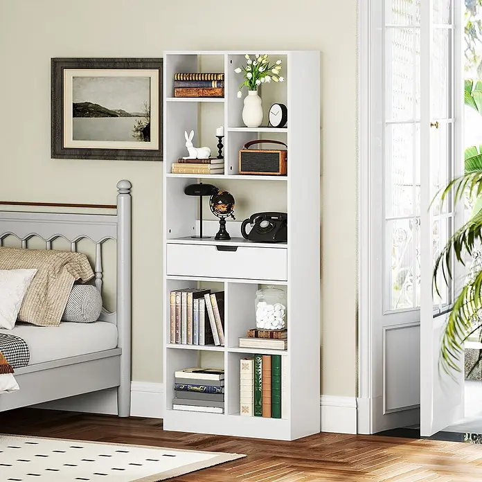 Homcom Holzregal - Traglast pro Boden: 6 kg, Anzahl Böden: 9 Stk., Schrauben, Weiß - Weißes Bücherregal mit mehreren offenen Fächern und einer Schublade, im Schlafzimmer mit Büchern und Dekoartikeln.