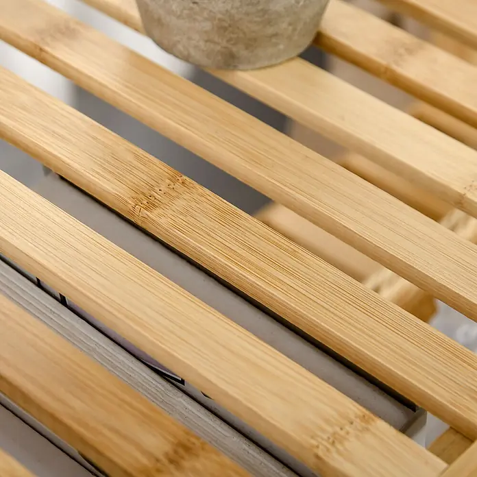 Homcom Holzregal - Traglast pro Boden: 10 kg, Anzahl Böden: 4 Stk., Schrauben, Naturholz - Hellbraunes Regal aus Bambuslatten mit darauf und darunter gelagerten Gegenständen.