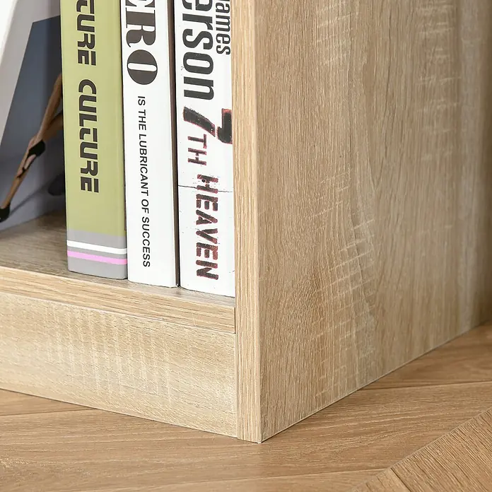 Homcom Holzregal - Traglast pro Boden: 16 kg, Anzahl Böden: 3 Stk., Schrauben, Eiche - Hellbraunes Bücherregal in Holzoptik mit dekorativen Büchern, aus niedrigem Winkel.