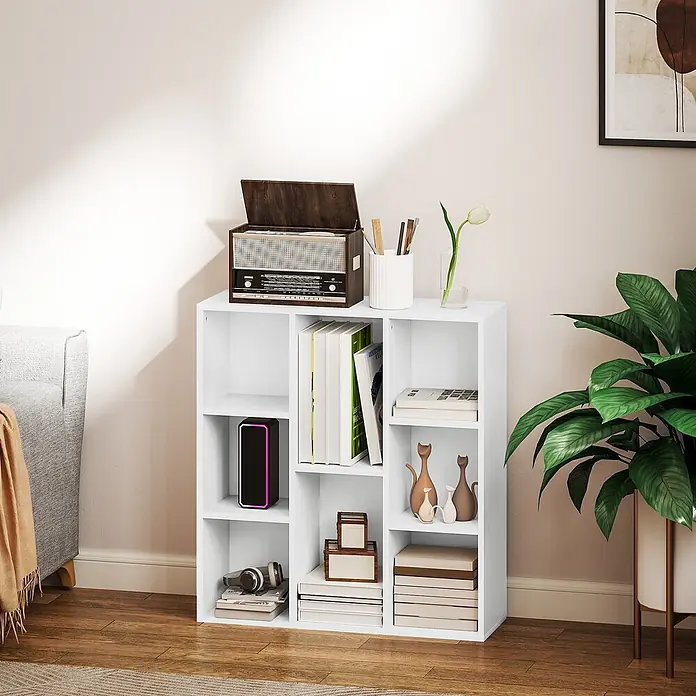 Homcom Holzregal - H x B x T: 80 x 24 x 24 cm, Traglast pro Boden: 8 kg, Anzahl Böden: 8 Stk., Schrauben, Weiß - Weißes Regal mit 9 Fächern für Bücher, ein Radio und Dekoartikel im Wohnzimmer.