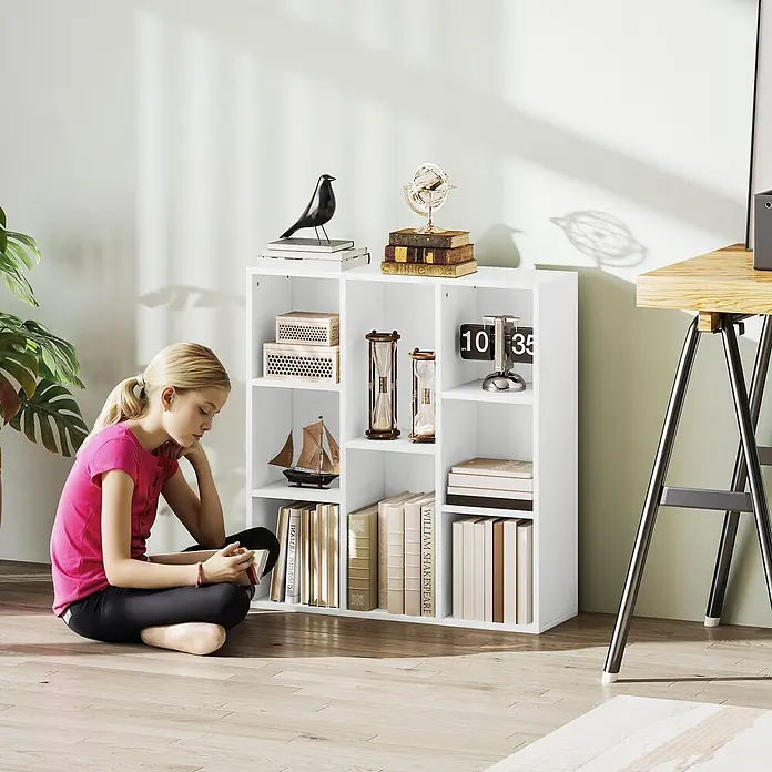 Homcom Holzregal - H x B x T: 80 x 24 x 24 cm, Traglast pro Boden: 8 kg, Anzahl Böden: 8 Stk., Schrauben, Weiß - Weißes Würfelregal zur Organisation von Büchern und Deko, in einem Wohnzimmer neben einem Mädchen.