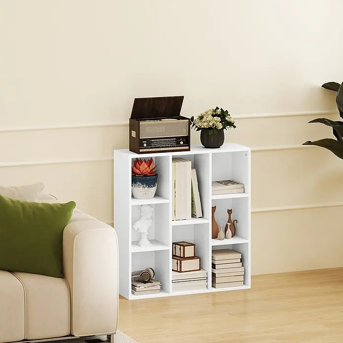 Homcom Holzregal - H x B x T: 80 x 24 x 24 cm, Traglast pro Boden: 8 kg, Anzahl Böden: 8 Stk., Schrauben, Weiß - Weißes Würfelregal neben einem Sofa, gefüllt mit Büchern, Deko und einem Plattenspieler.