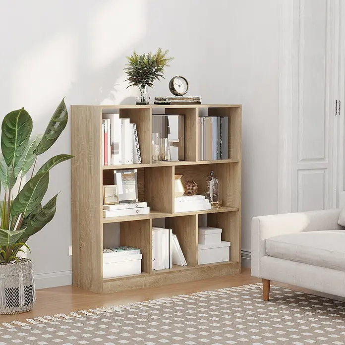 Homcom Holzregal - Traglast pro Boden: 16 kg, Anzahl Böden: 3 Stk., Schrauben, Eiche - Helles Eichenholz-Regal mit mehreren Fächern, gefüllt mit Büchern und Deko, in einem modernen Wohnzimmer.