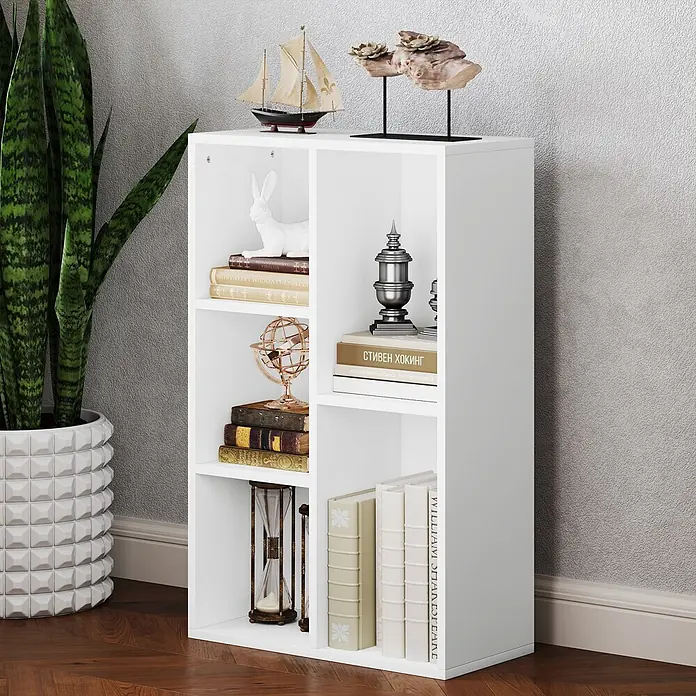 Homcom Holzregal - H x B x T: 80 x 24 x 24 cm, Traglast pro Boden: 8 kg, Anzahl Böden: 5 Stk., Schrauben, Weiß - Weißes Fächerregal mit mehreren Fächern, gefüllt mit Büchern und Deko-Objekten.