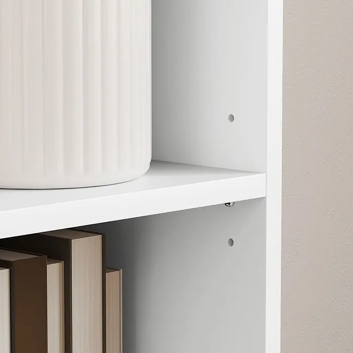 Homcom Holzregal - Traglast pro Boden: 8 kg, Anzahl Böden: 5 Stk., Schrauben, Weiß - Weißes Regal mit einer geriffelten Vase und Büchern, mit sichtbaren Regalbodenträgerlöchern.
