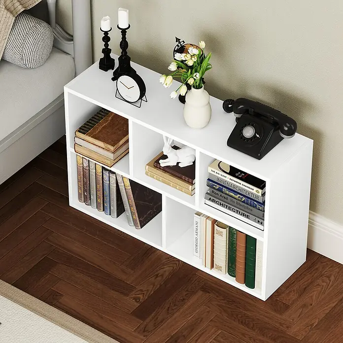 Homcom Holzregal - H x B x T: 80 x 24 x 24 cm, Traglast pro Boden: 8 kg, Anzahl Böden: 5 Stk., Schrauben, Weiß - Weißes modulares Regal als Nachttisch in einem Schlafzimmer, mit Büchern, Telefon und Dekoartikeln.