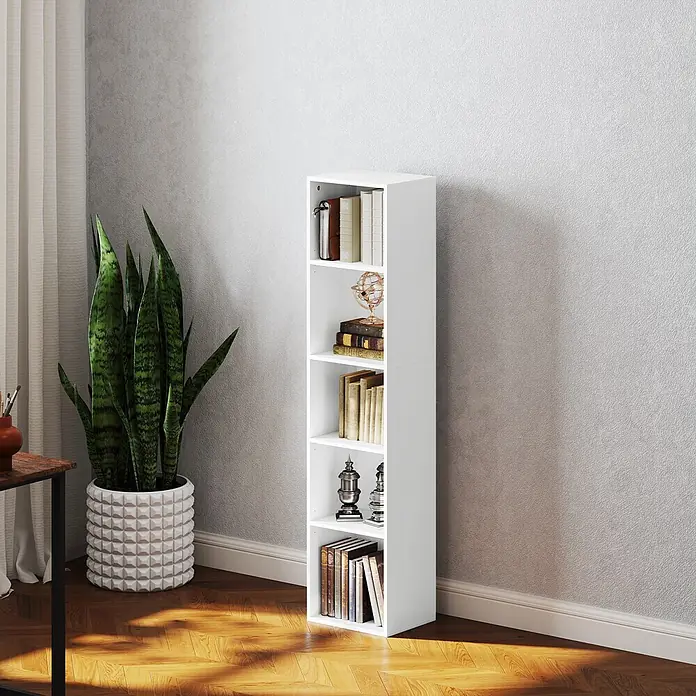 Homcom Holzregal - Traglast pro Boden: 8 kg, Anzahl Böden: 5 Stk., Schrauben, Weiß - Hohes, schmales, weißes Bücherregal mit fünf Fächern, gefüllt mit Büchern und Deko.