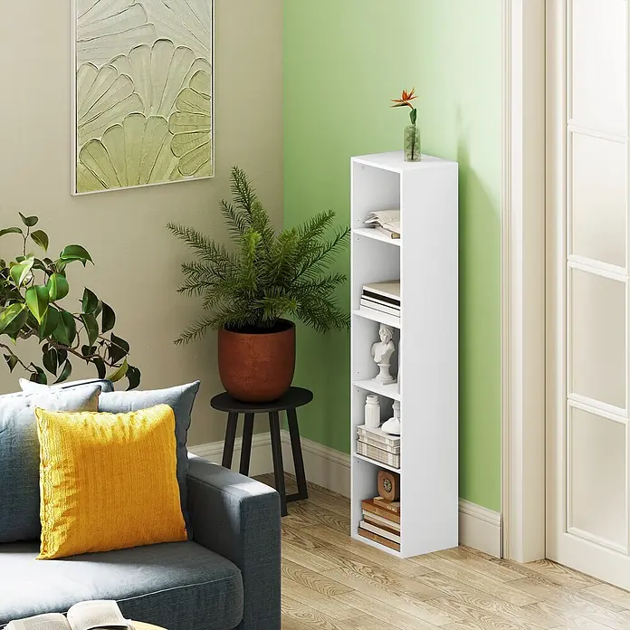 Homcom Holzregal - Traglast pro Boden: 8 kg, Anzahl Böden: 5 Stk., Schrauben, Weiß - Weißes schmales Bücherregal mit mehreren Fächern, das Bücher und Dekorationen in einem Wohnzimmer präsentiert. Kompaktes Design für enge Räume.