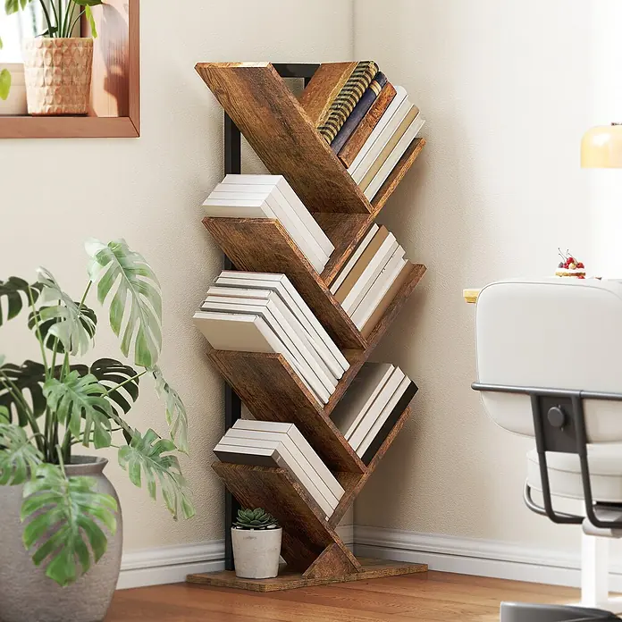Homcom Holzregal - H x B x T: 109 x 24 x 24 cm, Traglast pro Boden: 3 kg, Anzahl Böden: 7 Stk., Schrauben, Rustikal-Braun - Ein hohes, baumförmiges Bücherregal aus dunklem Holzmaserung und schwarzem Metall, gefüllt mit Büchern, in einer gemütlichen Zimmerecke.