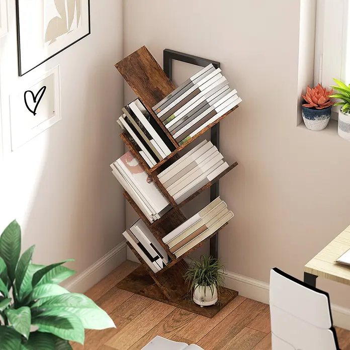 Homcom Holzregal - H x B x T: 109 x 24 x 24 cm, Traglast pro Boden: 3 kg, Anzahl Böden: 7 Stk., Schrauben, Rustikal-Braun - Rustikales braunes Baum-Bücherregal mit schwarzem Metallrahmen, gefüllt mit Büchern in einer modernen Büroecke.