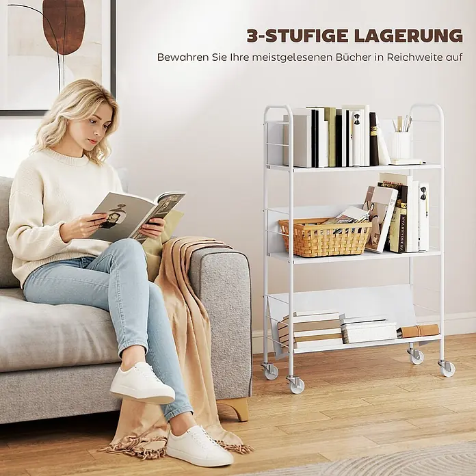 Homcom Holzregal - Traglast pro Boden: 5 kg, Anzahl Böden: 3 Stk., Schrauben, Weiß - Weißer 3-stöckiger Rollwagen aus Metall mit Büchern neben einem Sofa, ideal, um Lesematerial griffbereit zu halten.