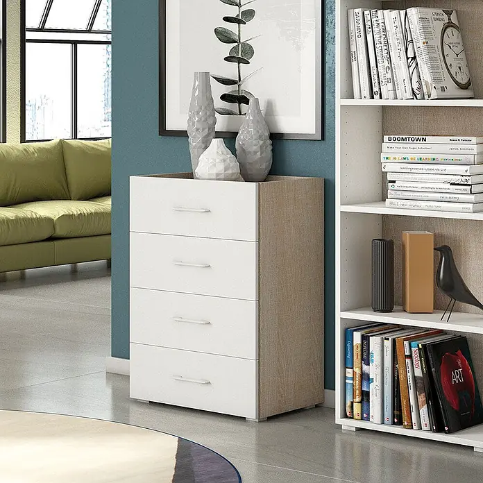 Kiamami Valentina Kommode - L x B x H: 600 x 410 x 870 cm, Weiß - Weiße Kommode mit vier Schubladen und hellbraunen Seiten, auf dem Boden stehend.