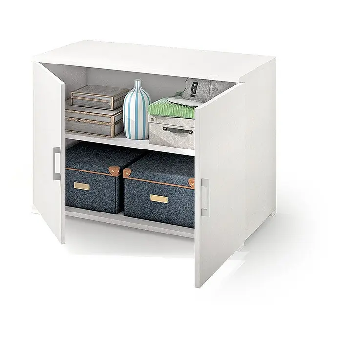 Kiamami Valentina Kommode - L x B x H: 900 x 470 x 660 cm, Weiß - Weißer Lagerschrank mit zwei offenen Türen, der Regale mit Boxen und gelagerten Gegenständen zeigt.