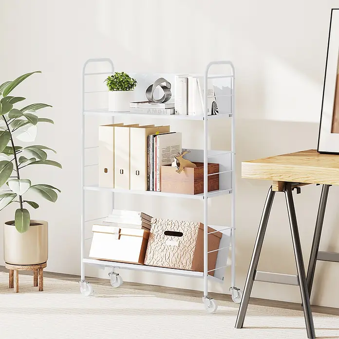 Homcom Holzregal - Traglast pro Boden: 5 kg, Anzahl Böden: 3 Stk., Schrauben, Weiß - Weißer 4-stöckiger Rollwagen aus Metall, als Bücher- und Büromaterialablage in einem hellen Raum neben Pflanze und Schreibtisch.