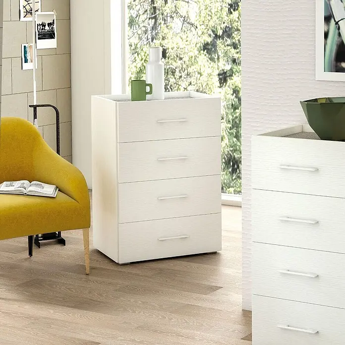 Kiamami Valentina Kommode - L x B x H: 600 x 410 x 870 cm, Zementfarbe - Zwei weiße Kommoden aus Holz, jeweils mit vier Schubladen und eleganten Griffen, in einem hellen Raum.