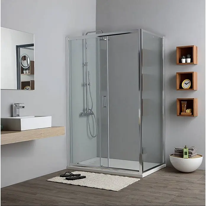 Kiamami Valentina Eckdusche - 140 x 80 x 185 cm, Transparent, Stärke: 6 mm - Eckduschkabine mit klaren Glaspaneelen und Chromrahmen, mit Schiebetür, in einem modernen Badezimmer.