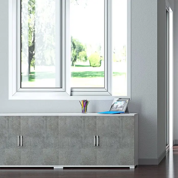 Kiamami Valentina Kommode - L x B x H: 900 x 470 x 660 cm, Weiss, grau - Grauer Schrank mit weißer Platte und silbernen Griffen, dient als Schreibtisch unter einem Fenster.