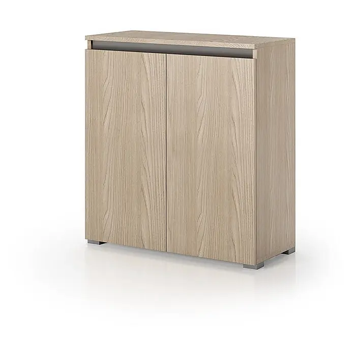 Kiamami Valentina Kommode - L x B x H: 80 x 37 x 102 cm, Beige - Helles Holzoptik-Schränkchen mit zwei Türen und grauem Akzent unter der Deckplatte. Mit kleinen Metallfüßen.