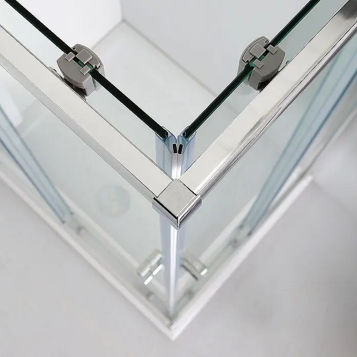 Kiamami Valentina Eckdusche - 900 x 700 x 1.900 cm, Farblos, Stärke: 6 mm - Ecke einer Glasduschkabine mit Chromrahmen und grauen Glashaltern.