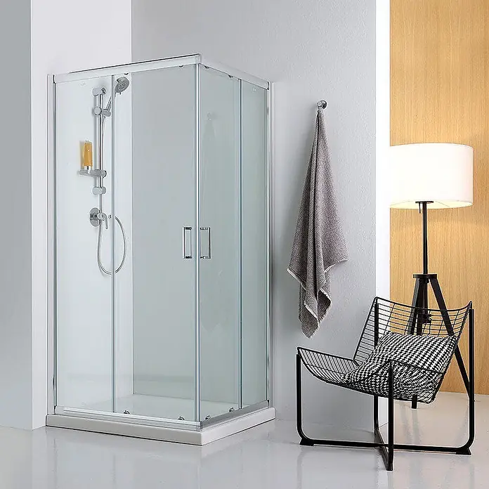 Kiamami Valentina Eckdusche - 900 x 700 x 1.900 cm, Farblos, Stärke: 6 mm - Eckduschkabine mit klaren Glaspaneelen, weißem Rahmen und Chrom-Duscharmaturen.